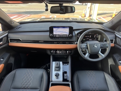 アウトランダーPHEV(三菱)中古車 内外装写真他１