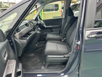 フリード+(ホンダ)中古車 前席内装