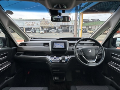 フリード+(ホンダ)中古車 後席から見た前席