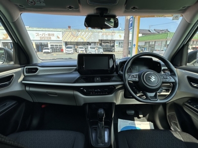 新型スイフト(スズキ)中古車 後席から見た前席