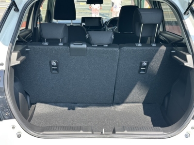 新型スイフト(スズキ)中古車 内外装写真他