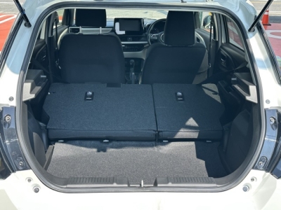 新型スイフト(スズキ)中古車 内外装写真他１