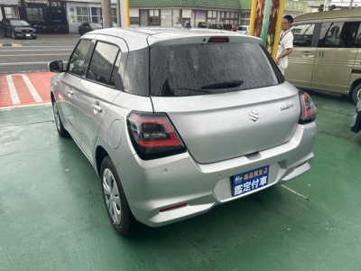 新型スイフト(スズキ)中古車 後方