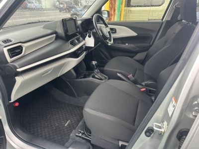 新型スイフト(スズキ)中古車 前席内装