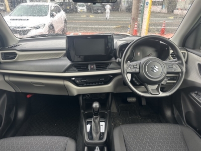 新型スイフト(スズキ)中古車 後席から見た前席