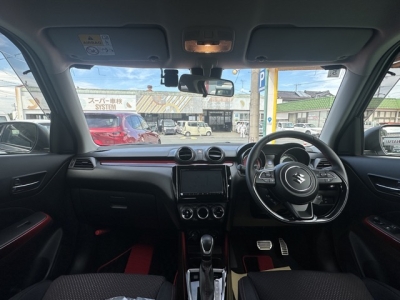スイフトスポーツ(スズキ)中古車 後席から見た前席