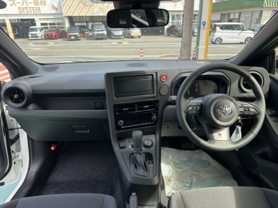 GRヤリス(トヨタ)登録済未使用車 後席から見た前席