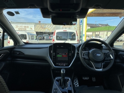 クロストレック(スバル)中古車 後席から見た前席