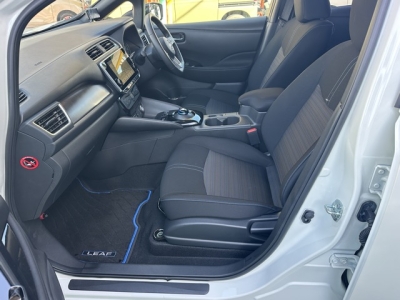 リーフ(ニッサン)中古車 前席内装