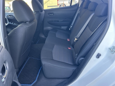 リーフ(ニッサン)中古車 後席内装