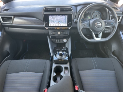 リーフ(ニッサン)中古車 後席から見た前席