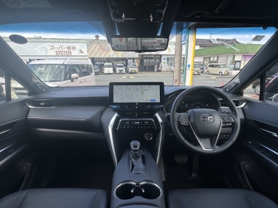 ハリアーハイブリッド(トヨタ)中古車 後席から見た前席
