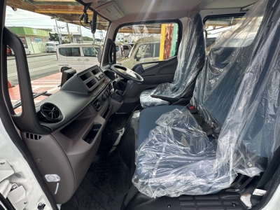 キャンター(三菱)レンタ登録済未使用車 前席内装