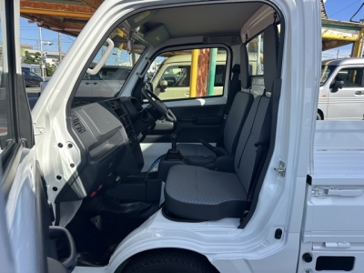 NT100クリッパー(ニッサン)届出済未使用車 前席内装