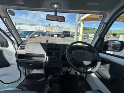 NT100クリッパー(ニッサン)届出済未使用車 後席から見た前席