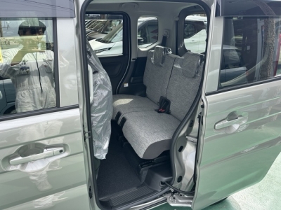 新型スペーシア(スズキ)届出済未使用車 後席内装