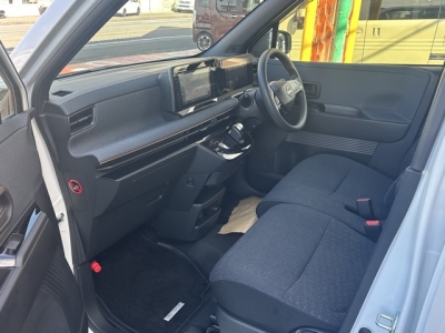サクラ(ニッサン)中古車 前席内装