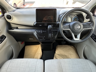 デイズ(ニッサン)ディーラ-試乗車 後席から見た前席