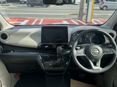 デイズ(ニッサン)中古車 後席から見た前席