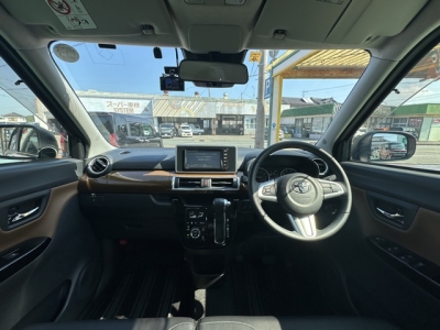 キャストのOEM(ダイハツ)中古車 後席から見た前席