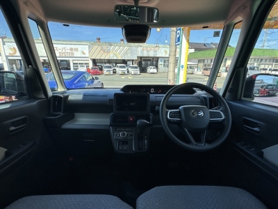 タント(ダイハツ)届出済未使用車 後席から見た前席