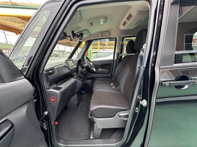 eKクロススペース(三菱)中古車 前席内装