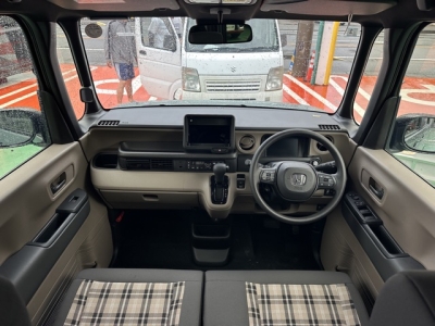 N-BOX(ホンダ)ディーラ-試乗車 後席から見た前席