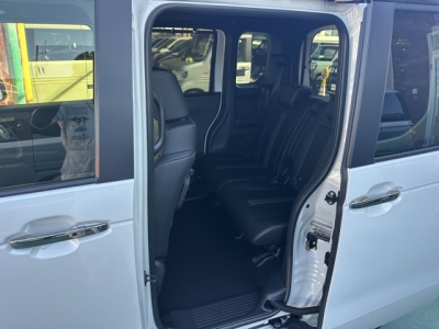 新型N-BOX(ホンダ)届出済未使用車 後席内装