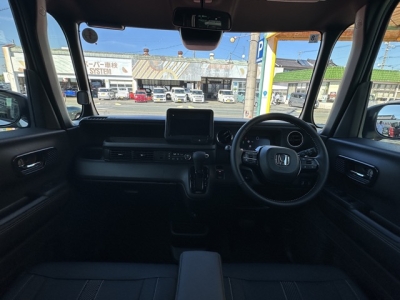 新型N-BOX(ホンダ)届出済未使用車 後席から見た前席
