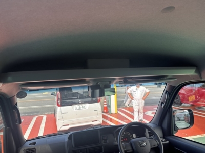 ハイゼットカーゴ(ダイハツ)ディーラ-試乗車 後席から見た前席