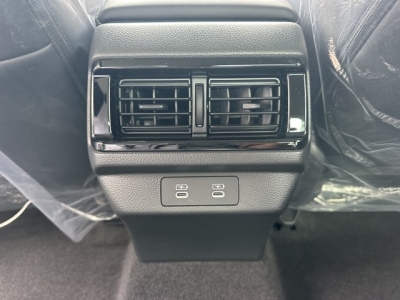 アコード(ホンダ)登録済未使用車 後席から見た前席