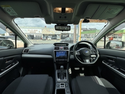 レヴォーグ(スバル)中古車 後席から見た前席