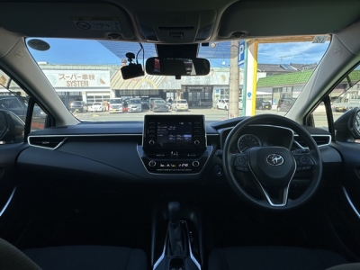 カローラツーリング(トヨタ)中古車 後席から見た前席