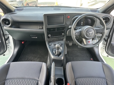 GRヤリス(トヨタ)中古車 後席から見た前席