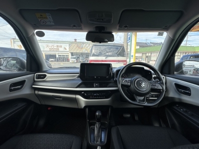 新型スイフト(スズキ)ディーラ-試乗車 後席から見た前席
