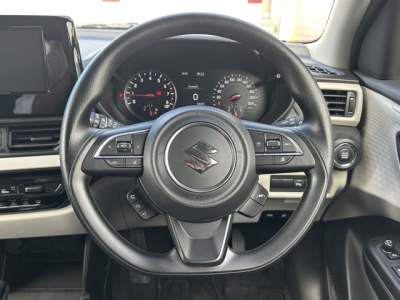 新型スイフト(スズキ)ディーラ-試乗車 内外装写真