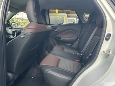 フロンクス(スズキ)中古車 後席から見た前席