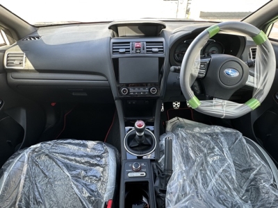 WRX STI(スバル)登録済未使用車 後席から見た前席