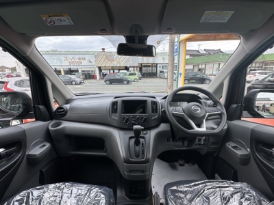 NV200バネットバン(ニッサン)登録済未使用車 後席から見た前席