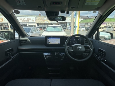 サクラ(ニッサン)ディーラ-試乗車 後席から見た前席