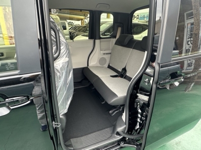 新型N-BOX(ホンダ)届出済未使用車 後席内装