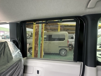 新型N-BOX(ホンダ)届出済未使用車 後席から見た前席