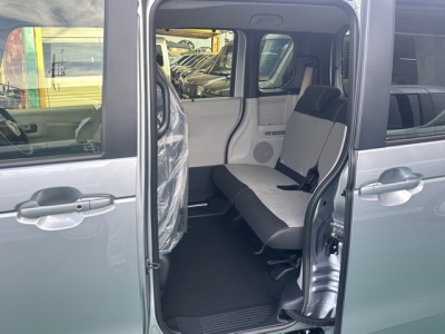 新型N-BOX(ホンダ)届出済未使用車 後席内装