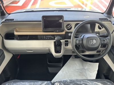 新型N-BOX(ホンダ)届出済未使用車 後席から見た前席