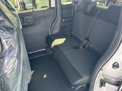 新型N-BOX(ホンダ)届出済未使用車 後席内装