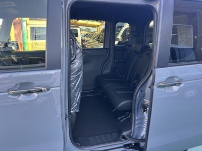 新型N-BOX(ホンダ)届出済未使用車 後席内装