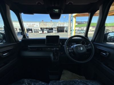 新型N-BOX(ホンダ)届出済未使用車 後席から見た前席