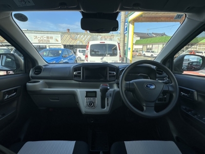 プレオプラス(スバル)ディーラ-試乗車 後席から見た前席