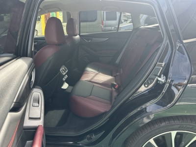 レヴォーグ(スバル)中古車 後席内装
