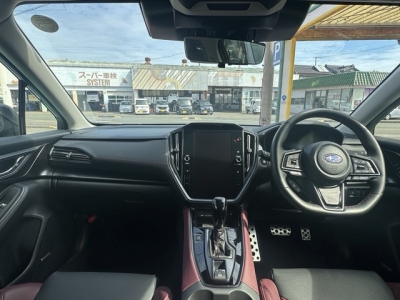 レヴォーグ(スバル)中古車 後席から見た前席